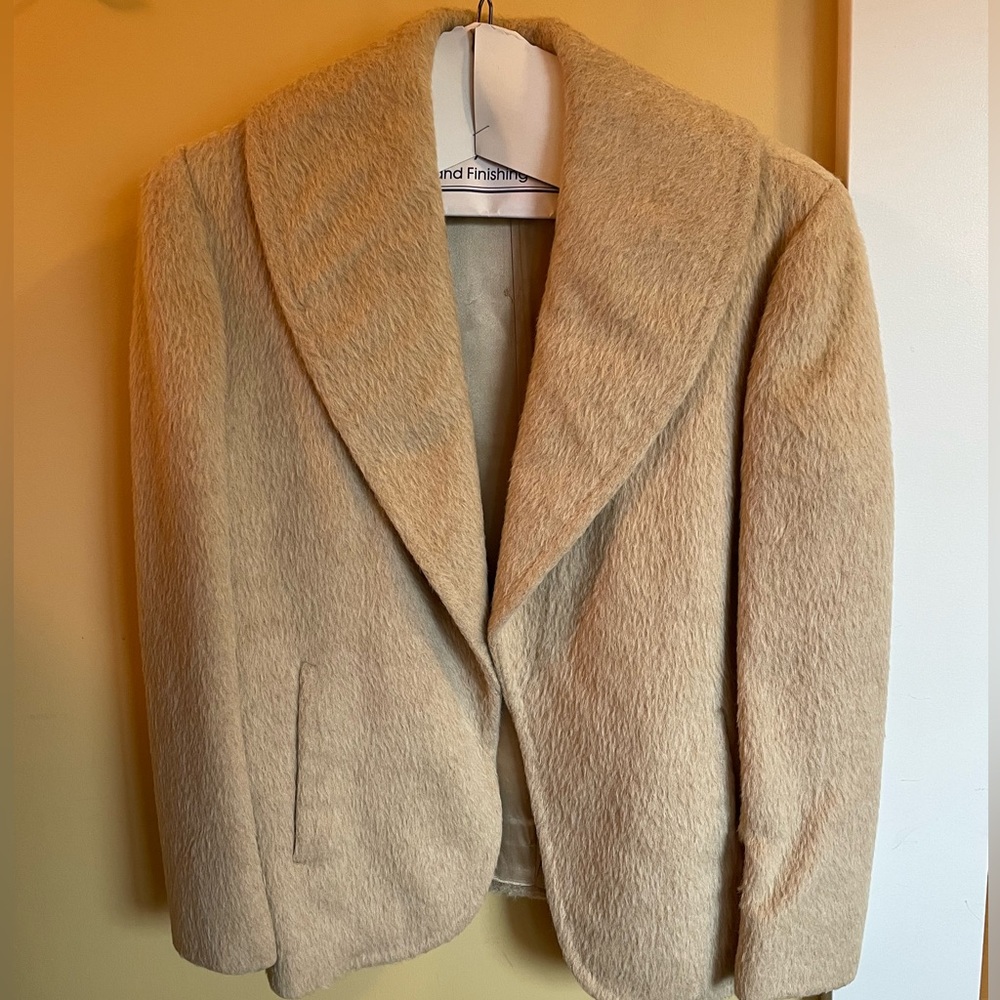 Elegant camel hair jacket with portrait collar and satin lining.